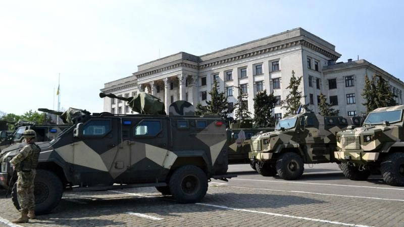 Броньовики, собаки і сотні озброєних: як Одеса готується до свят