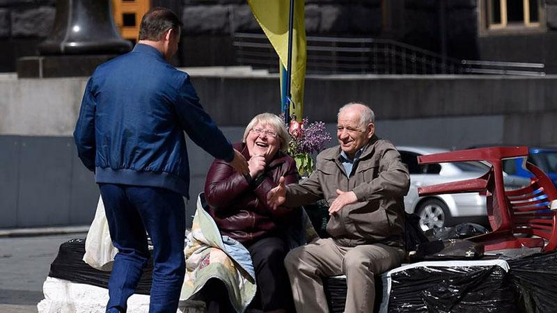 Ляшко угостил чернобыльцев под Кабмином праздничной пасхой