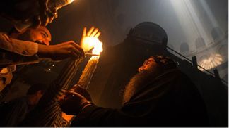 Яскраве полум’я і радісні посмішки: сходження Благодатного вогню у фото 