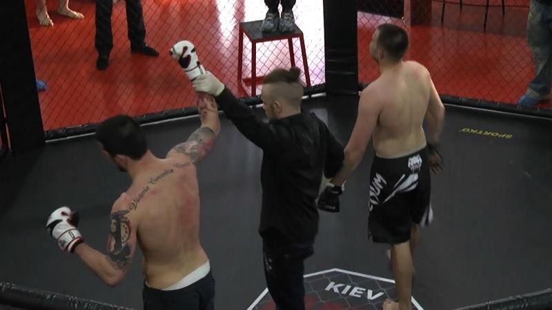 Бої в клітці: в Україні набирає популярності новий кривавий вид спорту Бої в клітці: в Україні набирає популярності новий кривавий вид спорту