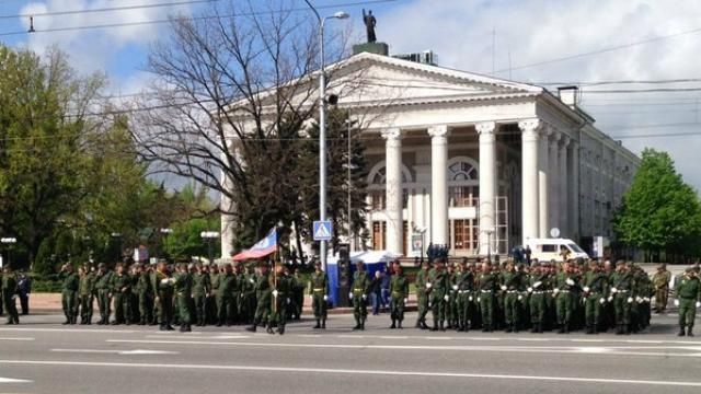 Бойовики провели репетицію військового параду на 9 травня: з’явилися фото Бойовики провели репетицію військового параду на 9 травня: з’явилися фото