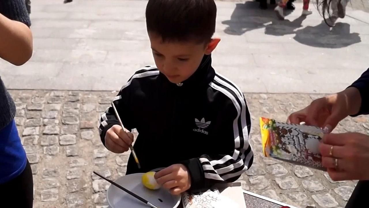 Діти розмалювали гігантське яйце на березі Дніпра