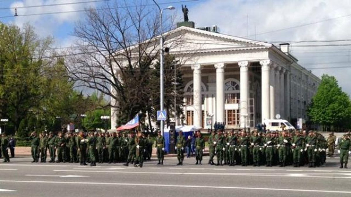 Боевики провели репетицию военного парада на 9 мая: появились фото Боевики провели репетицию военного парада на 9 мая: появились фото