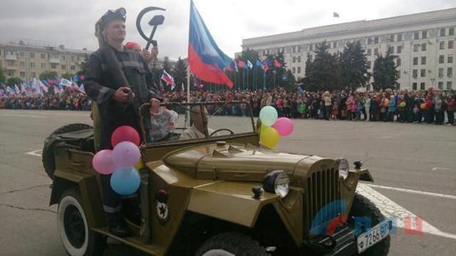 В Луганске на Пасху по городу возили "рабочего и колхозницу"