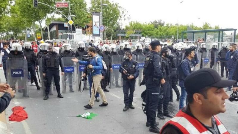 Поліція водометами розігнала першотравневу акцію у Стамбулі Поліція водометами розігнала першотравневу акцію у Стамбулі