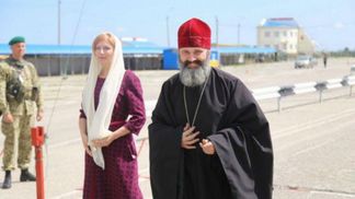 Єдиний народ: українці передали кримчанам "вогник надії"