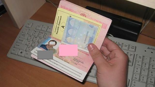 Россияне предлагали взятку украинским таможенникам, чтобы попасть в Украину Россияне предлагали взятку украинским таможенникам, чтобы попасть в Украину