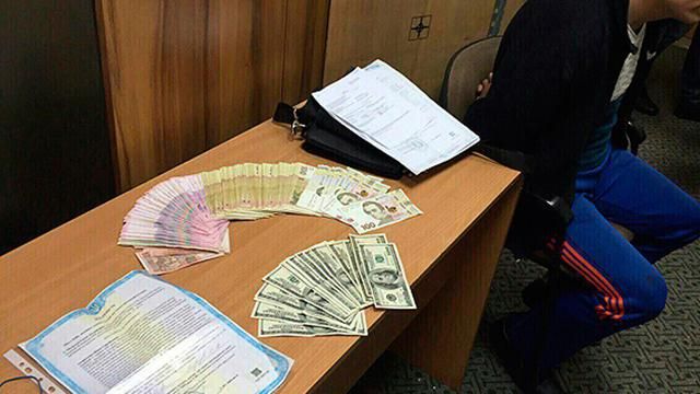 В Одесі шахрай спробував викрасти півтора мільйона за "липовими документами" В Одесі шахрай спробував викрасти півтора мільйона за "липовими документами"