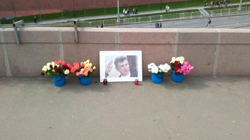 Московские коммунальщики разгромили мемориал на месте убийства Немцова