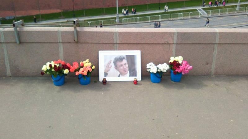 Московские коммунальщики разгромили мемориал на месте убийства Немцова Московские коммунальщики разгромили мемориал на месте убийства Немцова