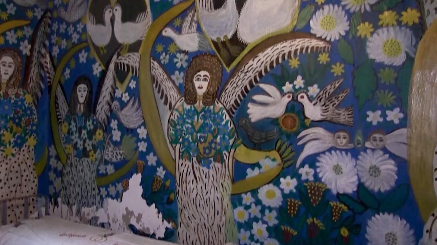 Як бабуся увійшла в історію, розмалювавши хату чудернацькими істотами Як бабуся увійшла в історію, розмалювавши хату чудернацькими істотами