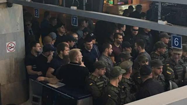 На подмогу в одесский аэропорт приехали титушки: нардеп опубликовал фото