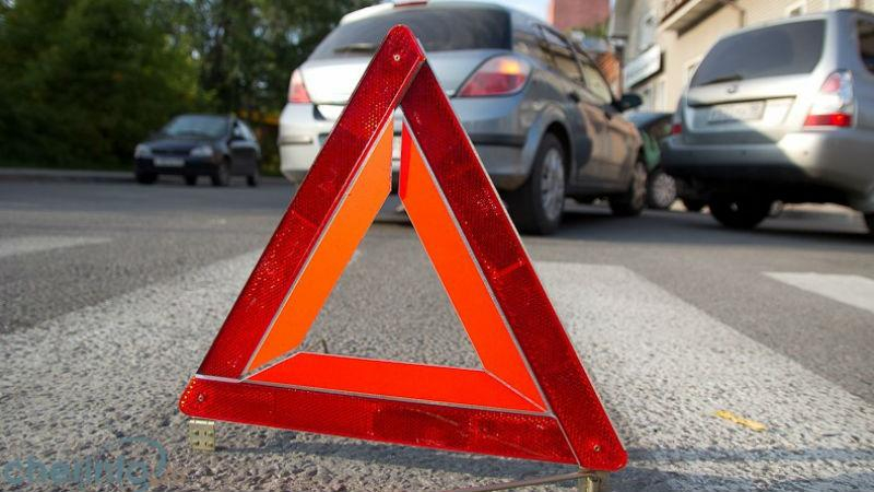 Машина с пятью людьми на большой скорости влетела в бетонную лестницу: есть погибшие