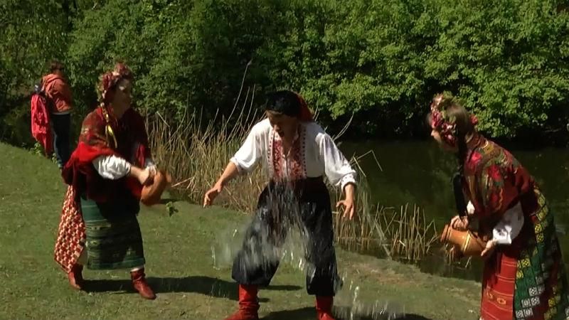 Мокрі і щасливі: на Київщині відродили сакральний обряд обливання Мокрі і щасливі: на Київщині відродили сакральний обряд обливання