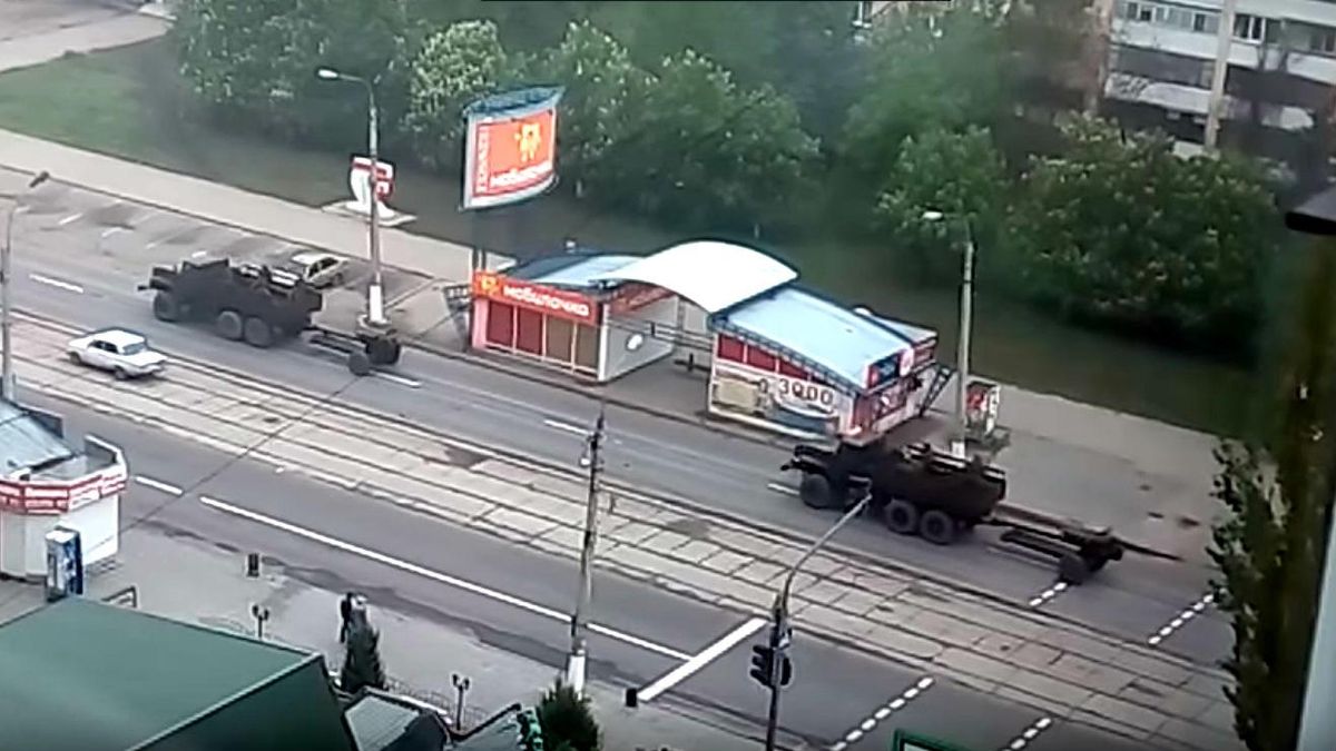 Луганськом проїхалась колона військової техніки – опублікували відео