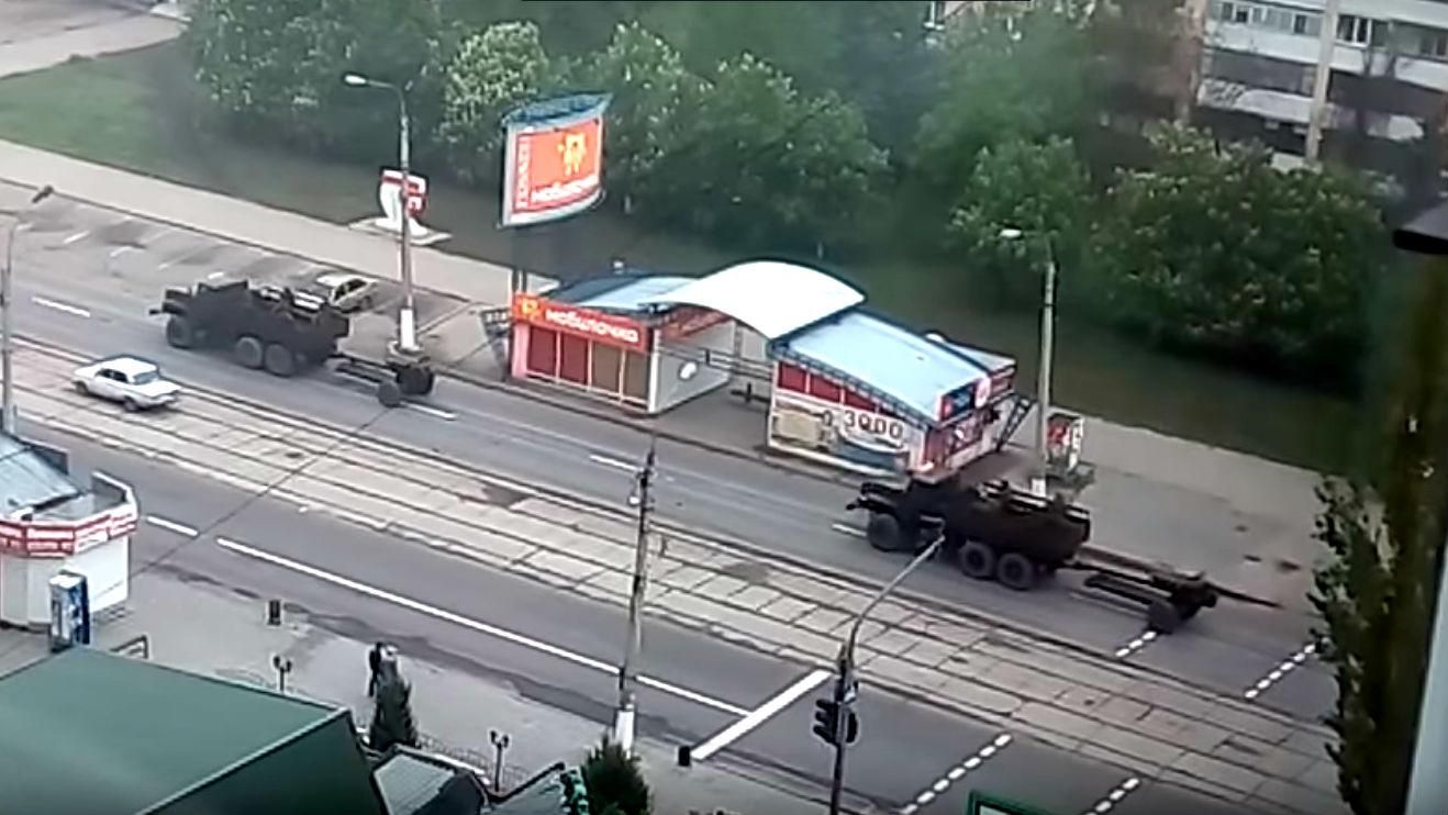 Луганськом проїхалась колона військової техніки – опублікували відео