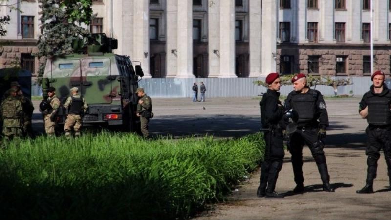 Поліція затримала провокаторку, яка роздавала листівки "Парубій – вбивця" в Одесі