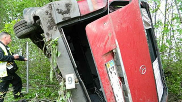Мікроавтобус з підлітками перекинувся на Тернопільщині: є загиблі