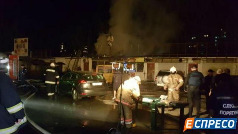 У Києві загорівся ринок "Юність" У Києві загорівся ринок "Юність"