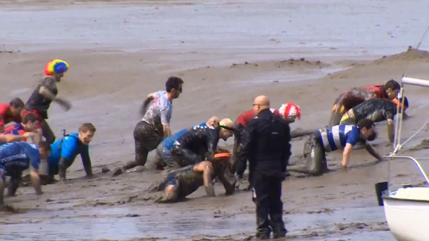 Странные соревнования в Британии: как люди наперегонки носились по болоту Странные соревнования в Британии: как люди наперегонки носились по болоту