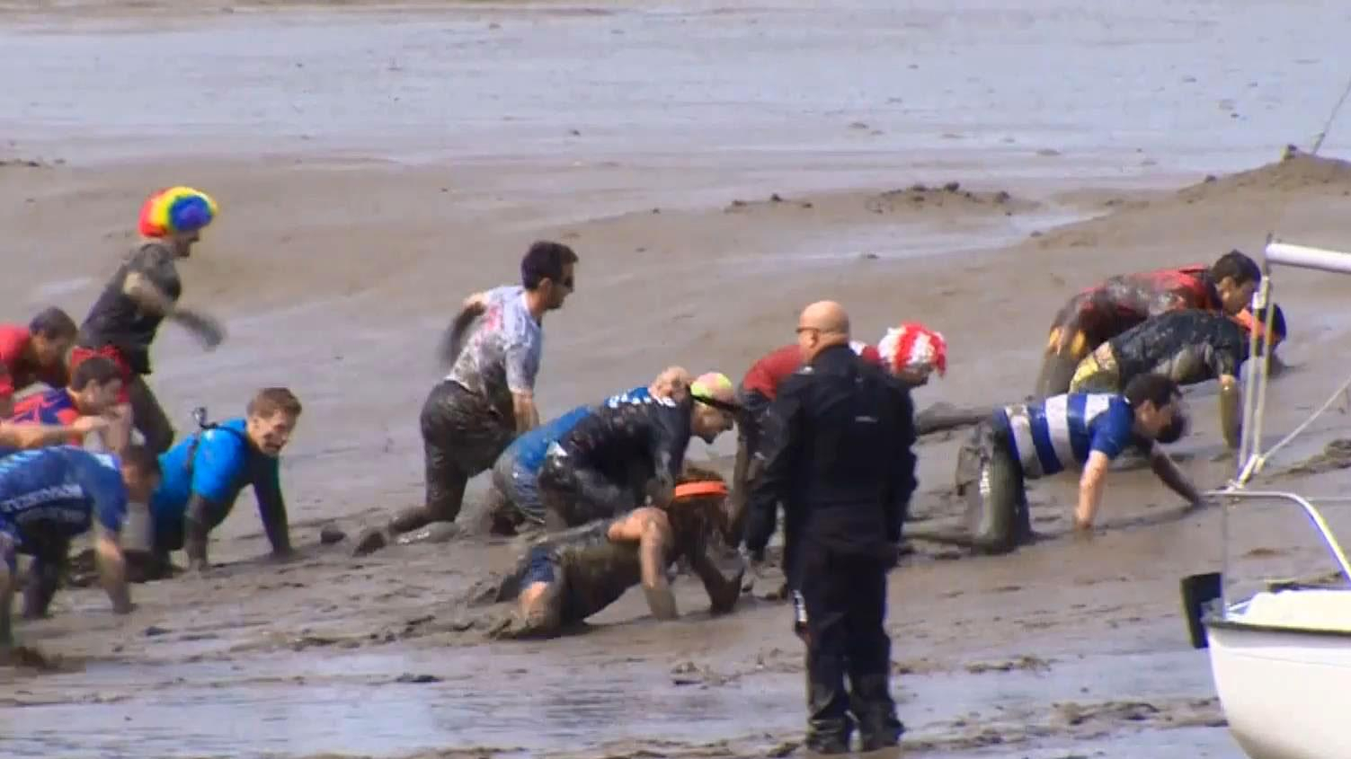 Странные соревнования в Британии: как люди наперегонки носились по болоту