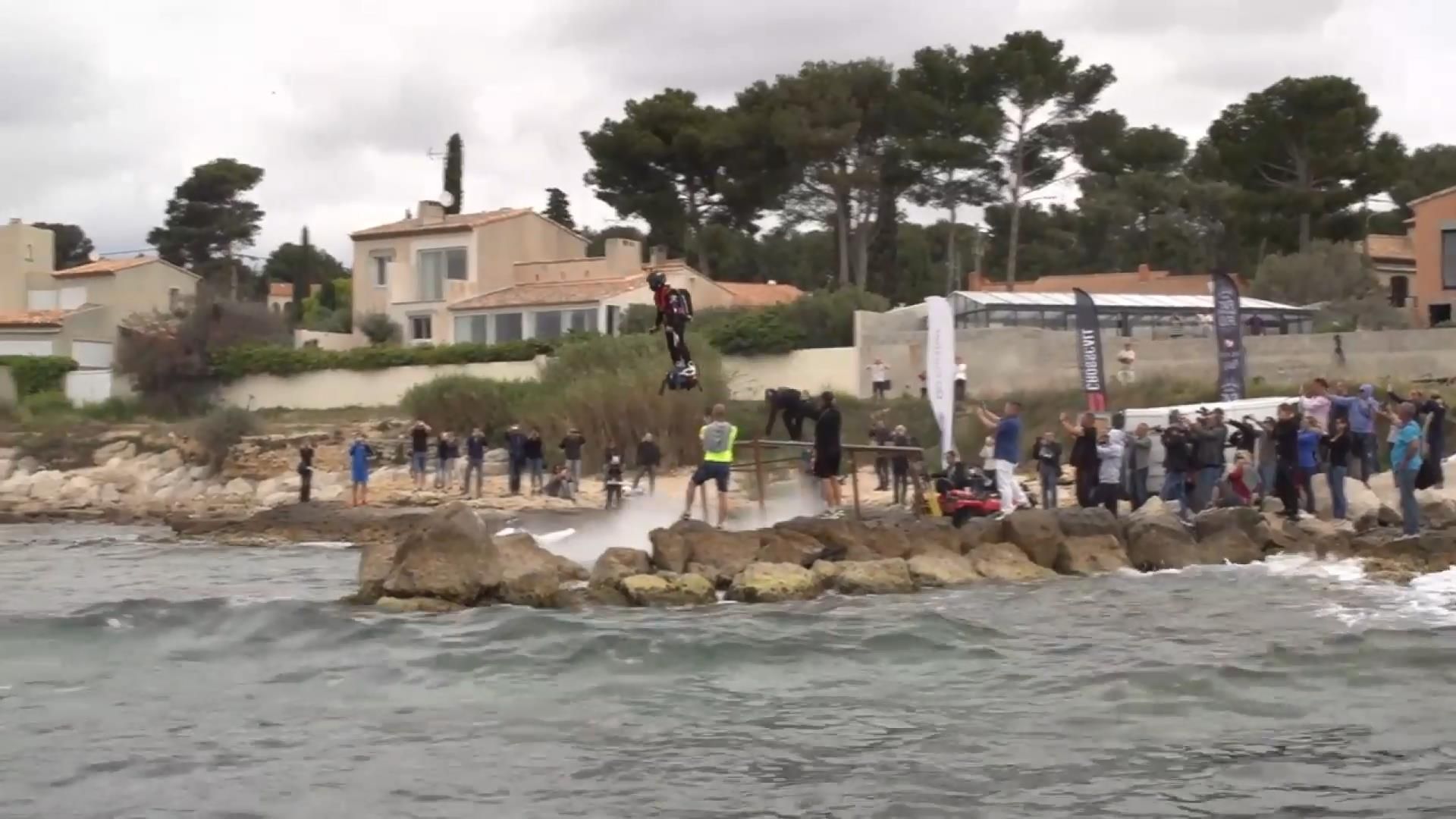 Француз встановив рекорд на літаючій дошці Француз встановив рекорд на літаючій дошці