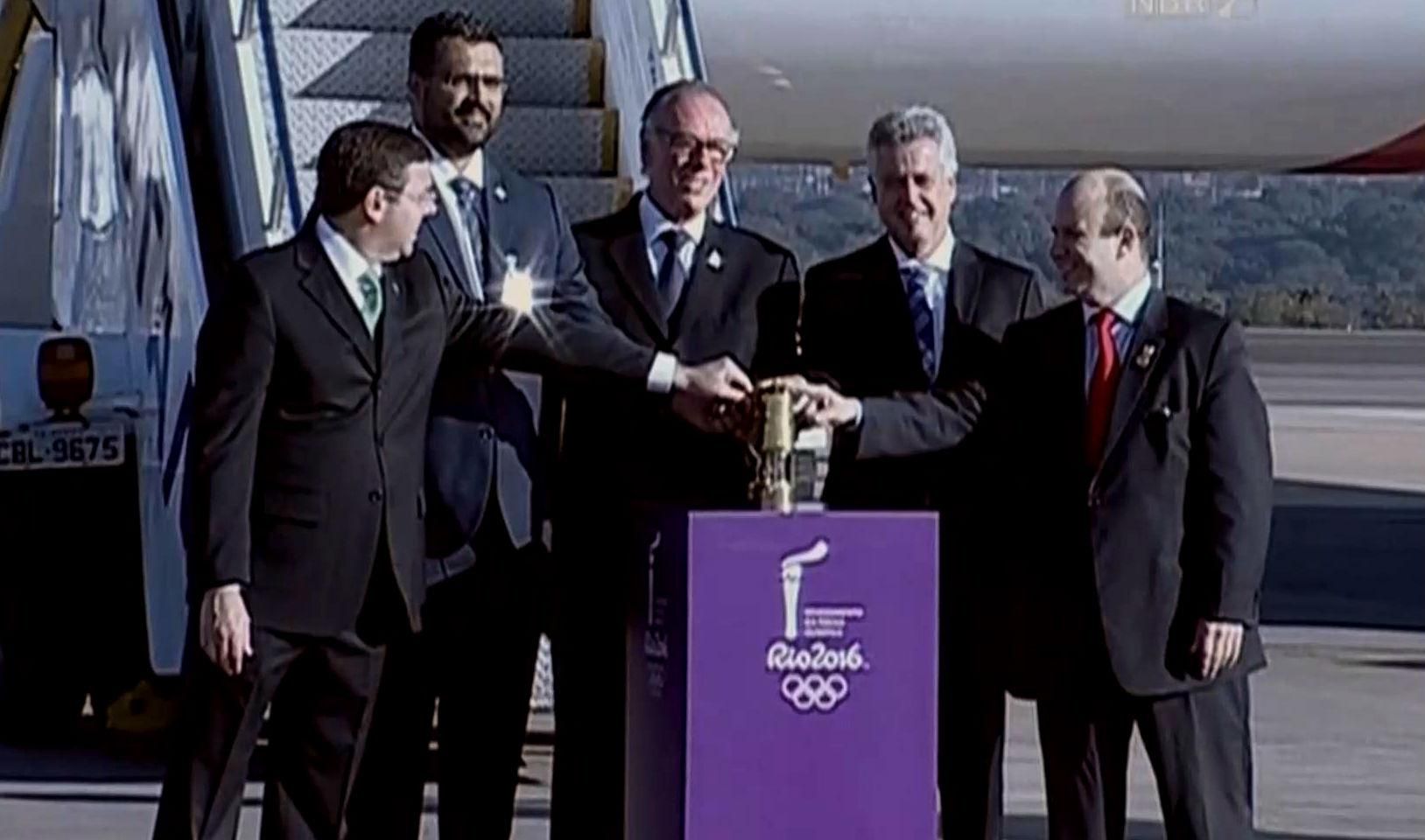 Олимпийский огонь прибыл в Бразилию Олимпийский огонь прибыл в Бразилию