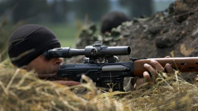 Терористи покинули важку зброю, але активізували снайперів