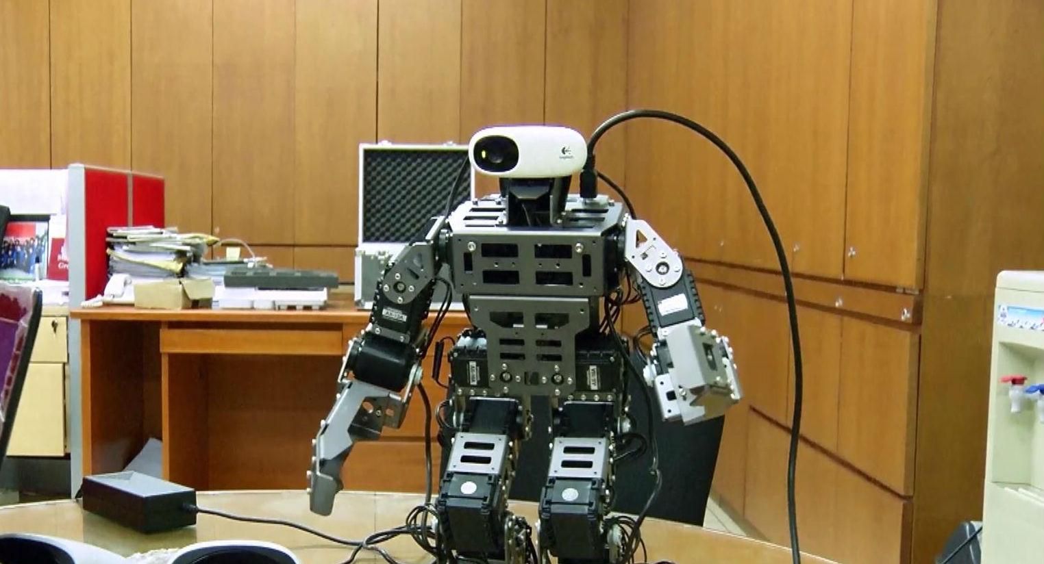 Студенты создали уникального робота, который разговаривает на индонезийском Студенты создали уникального робота, который разговаривает на индонезийском