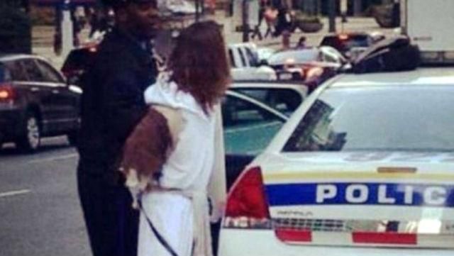 США арестовали "Иисуса Христа" из-за его деревянного креста США арестовали "Иисуса Христа" из-за его деревянного креста