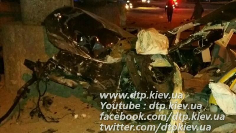 Смертельна ДТП у Києві: авто розірвало на дві частини (18+) 