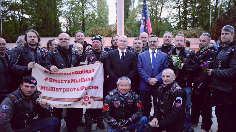 Голова чеського краю сфотографувався з "Нічними вовками" під прапором донецьких терористів