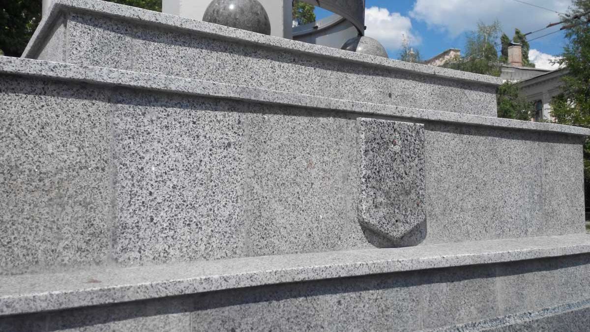 Герб України поцупили зі стели в центрі Харкова Герб України поцупили зі стели в центрі Харкова