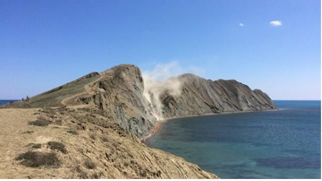 В Крыму обвалился мыс: опубликовано видео