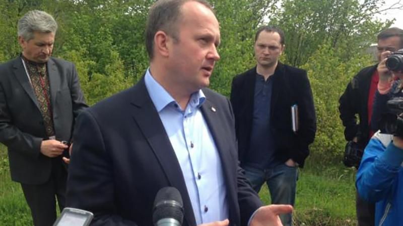 Автомобіль міністра екології Семерака заблокували на Івано-Франківщині Автомобіль міністра екології Семерака заблокували на Івано-Франківщині