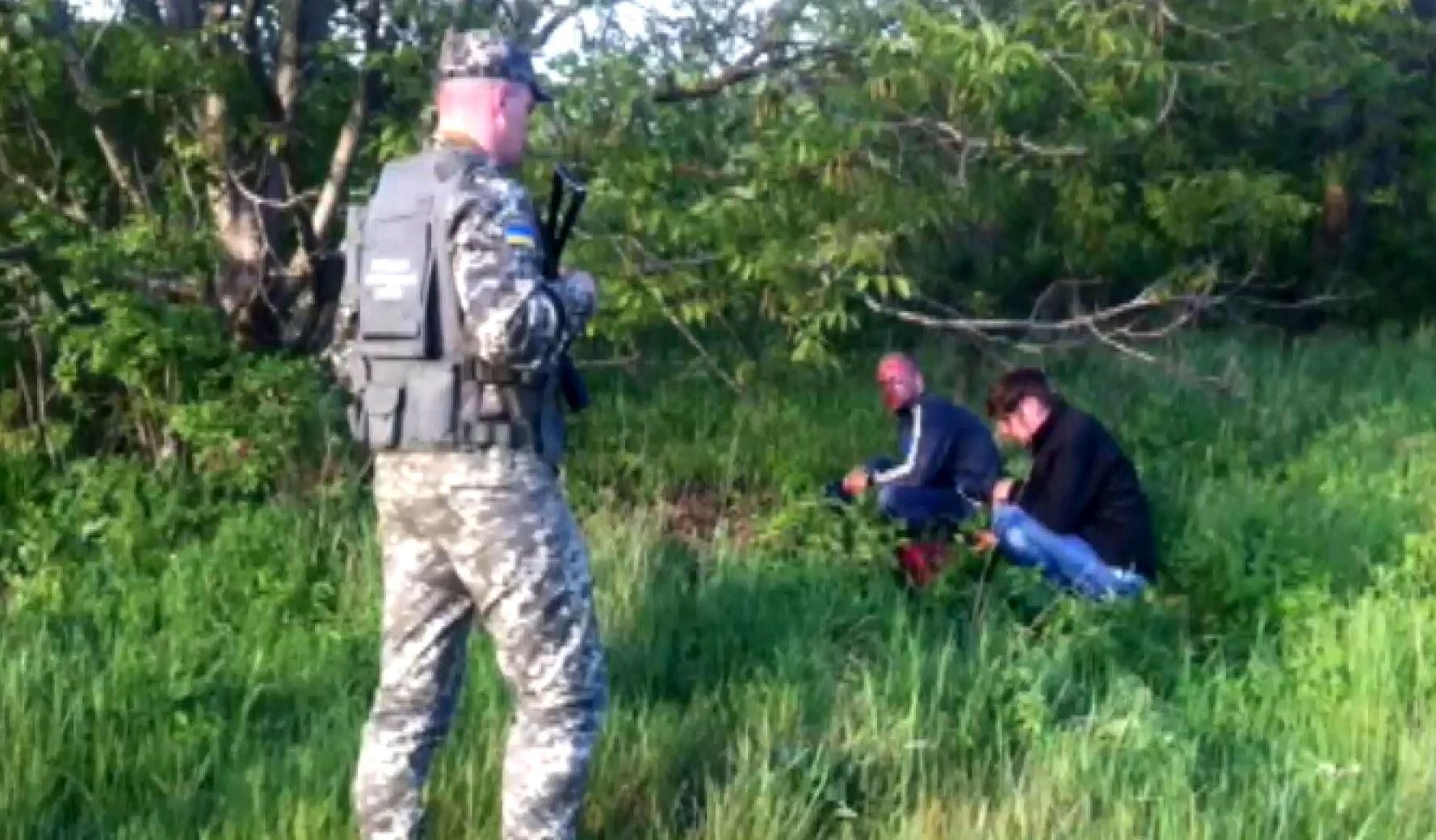 Українські прикордонники затримали двох росіян, які хотіли до Європи Українські прикордонники затримали двох росіян, які хотіли до Європи