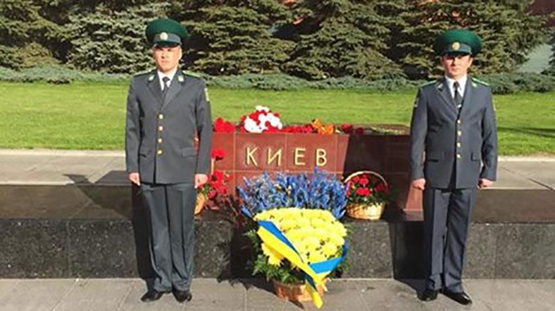 Біля стін Кремля по-особливому вшанували місто-герой Київ