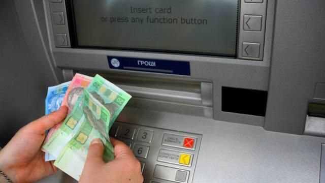 Снимать наличные может стать труднее: большая сеть банкоматов прекращает работу