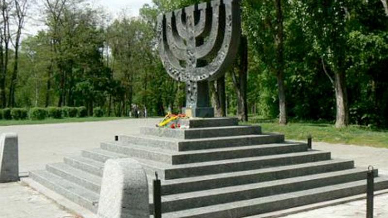 Молодики спалили державний прапор Ізраїлю у Бабиному Яру Молодики спалили державний прапор Ізраїлю у Бабиному Яру