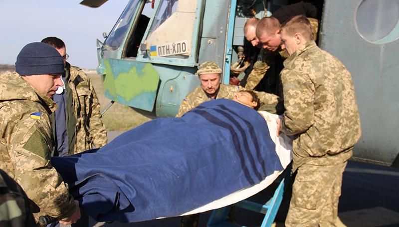 Українські військові підірвались на Донеччині: за їхні життя борються медики