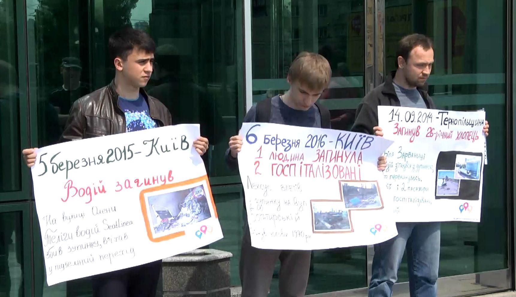 Активісти вимагають владу захистити киян від частих ДТП на зупинках