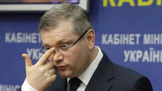 Скандального Вилкула облили зеленкой и обсыпали мукой в Днепропетровске