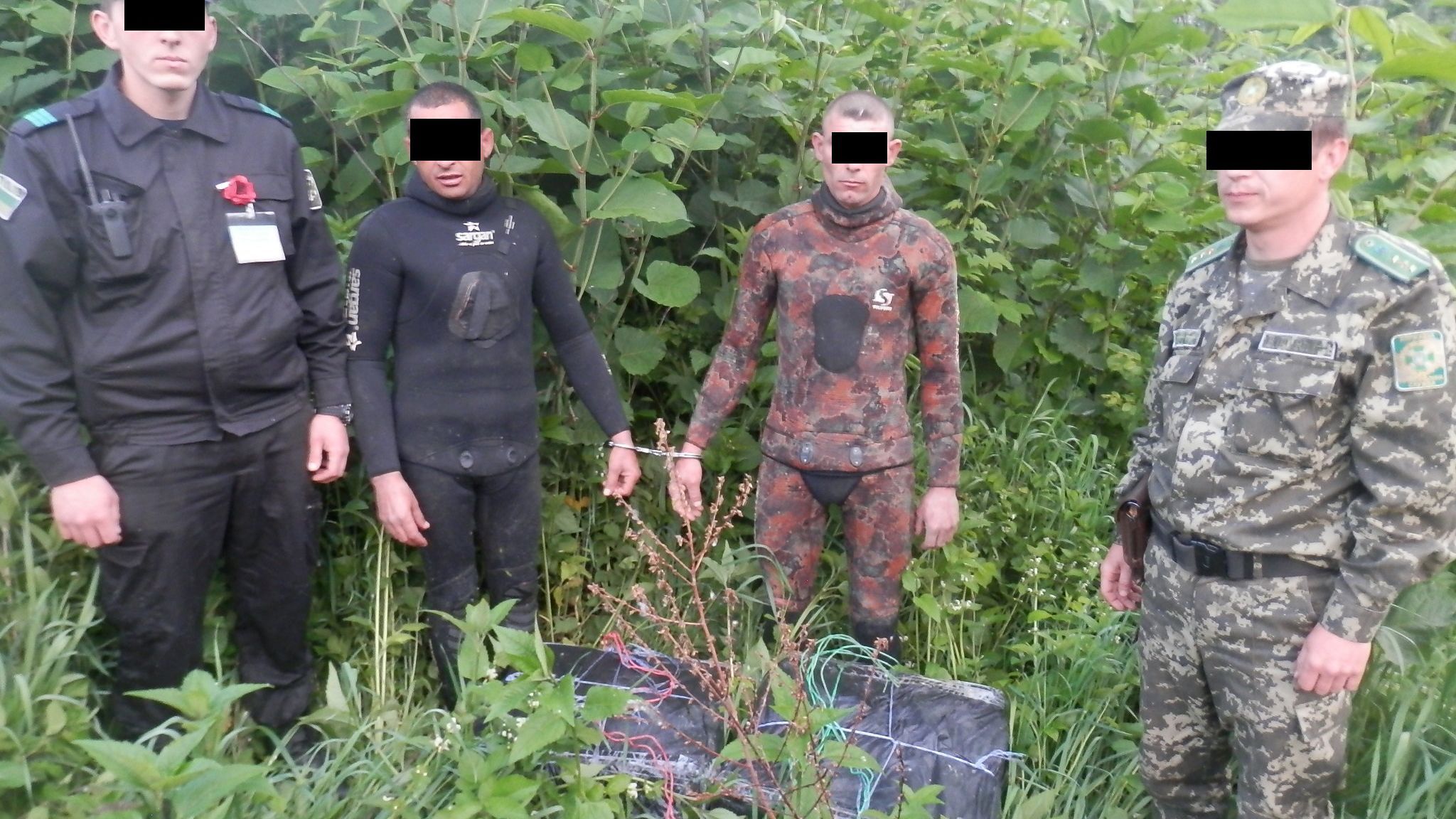 Водолазов-контрабандистов поймали на Закарпатье Водолазов-контрабандистов поймали на Закарпатье