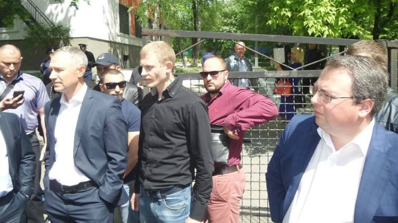Вилкул под зонтиком и облитые зеленкой парни: фото и видео с инцидента в Днепропетровске