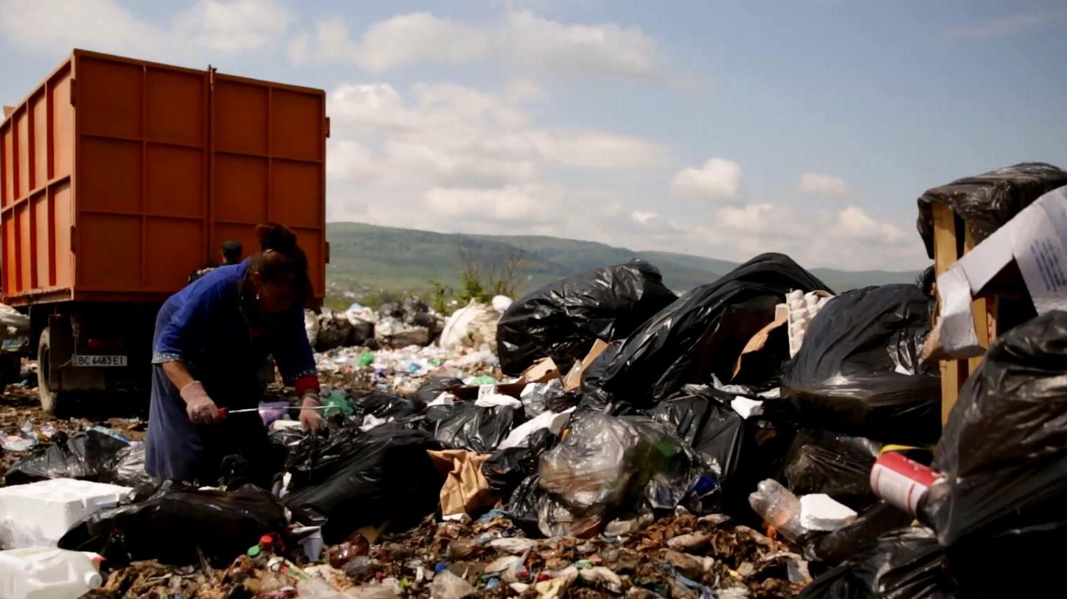 Жахлива знахідка: новонароджене немовля викинули на смітник на Львівщині Жахлива знахідка: новонароджене немовля викинули на смітник на Львівщині