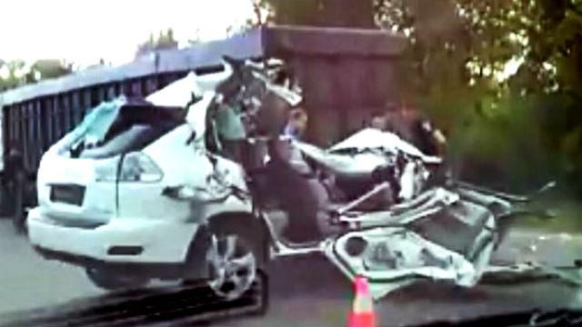 Lexus влетел в грузовик: от элитного авто ничего не осталось Lexus влетел в грузовик: от элитного авто ничего не осталось