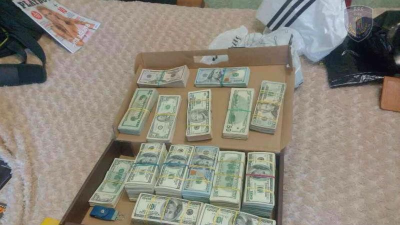 Мільйони гривень і зброя — податкова влаштувала масові обшуки в банкірів Мільйони гривень і зброя — податкова влаштувала масові обшуки в банкірів