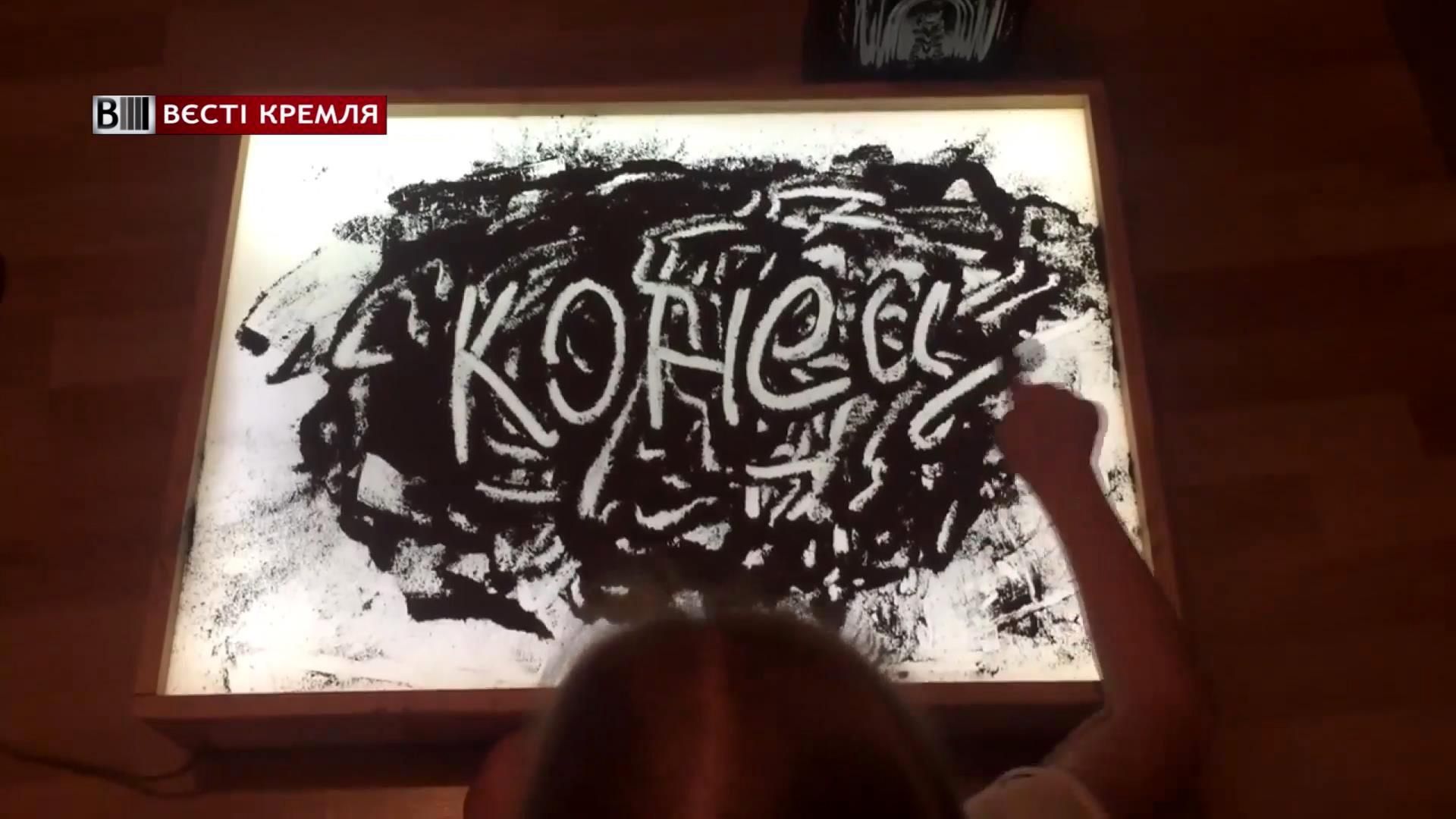 Интернет шокировало видео, на котором девочка рисует свастики прахом деда