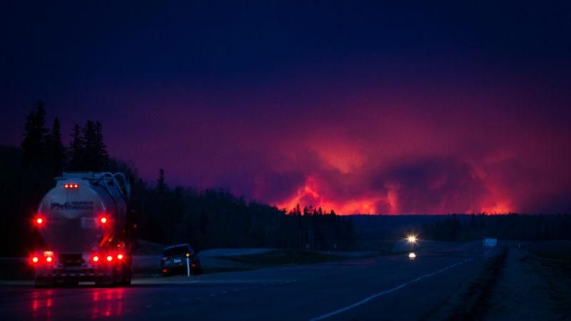 Столбы дыма и горящее небо: страшные фото и видео пожаров в Канаде