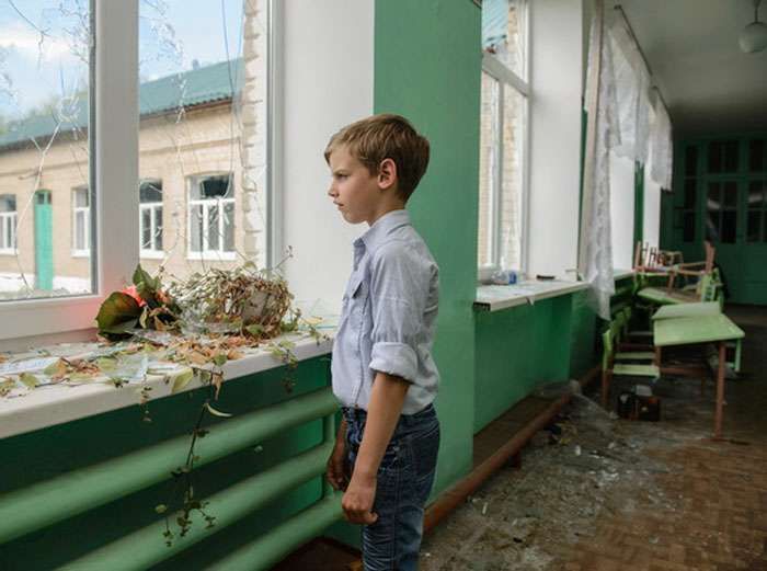 Российские оккупанты оборудовали парк тяжелой техники в действующей гимназии
